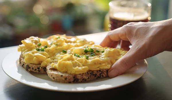 Μετά τα 50: Φάε αυτές τις 7 τροφές και θα έχεις ένα δυνατό και υγιές σώμα