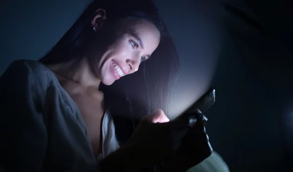 Η μπλε ακτινοβολία μπορεί να γεράσει πρόωρα την επιδερμίδα: Δες πώς θα αντιμετωπίσεις το φαινόμενο