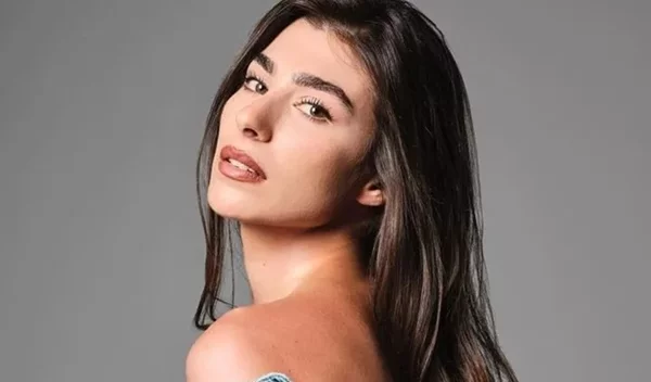 Η Χρύσα Μιχαλοπούλου με το χρώμα νυχιών που "φοριέται" ήδη πιο πολύ από το μπορντό