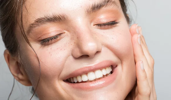 Λεύκανση δοντιών στο σπίτι με σόδα + λεμόνι: Ναι ή όχι; Τι απαντά ο οδοντίατρος Κωνσταντίνος Δέδες