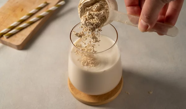 Κολλαγόνο vs. πρωτεΐνη ορού γάλακτος: Ποιο είναι το καλύτερο συμπλήρωμα για το δέρμα και τους μύες;