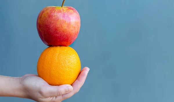 Μήλο ή πορτοκάλι; Ποιο φρούτο δυναμώνει πραγματικά το ανοσοποιητικό τον χειμώνα;