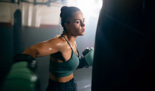 Το kick boxing μεταμορφώνει σώμα και ψυχολογία - Η νέα τάση που λατρεύουν οι γυναίκες