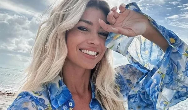 Αυτό είναι το πιο καλοκαιρινό (και classy) μανικιούρ, σύμφωνα με τη Βάσια Κωσταρά