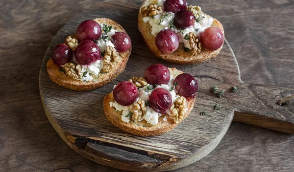 Εύκολη συνταγή για ορεκτικό: Ψημένη φέτα με σταφύλια