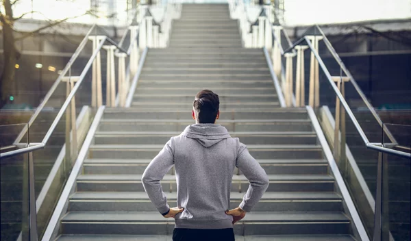 Γυμνάζεσαι αλλά κόβεται η αναπνοή σου όταν ανεβαίνεις σκάλες; Μάθε το γιατί