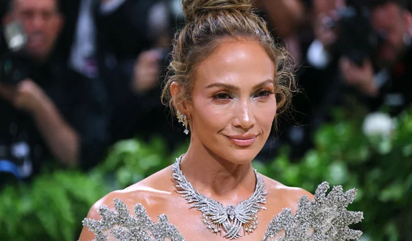 H Jennifer Lopez υιοθέτησε από τώρα το πιο hot μανικιούρ του φθινοπώρου