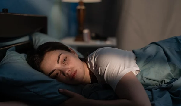 Ξύπνησες μέσα στη νύχτα; 10 τρόποι να σε ξαναπάρει ο ύπνος "σαν πουλάκι"