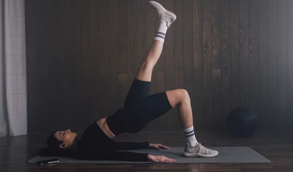 Δουλεύεις καθιστή; Ξεφορτώσου τους πόνους στη μέση με 5 απλές ασκήσεις κορμού