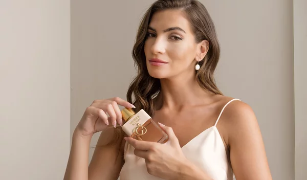 Αυτό είναι το πιο αισθησιακό άρωμα του φετινού καλοκαιριού - και όχι μόνο