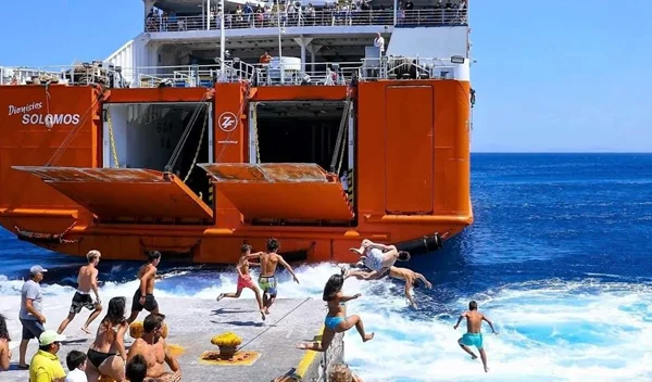 Γιατί είναι επικίνδυνο να βουτάς στα απόνερα πλοίου όπως κάνουν στη Σίκινο