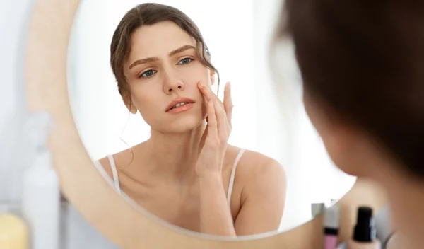 3 λόγοι που τα μαύρα στίγματα επιμένουν στην επιδερμίδα σου