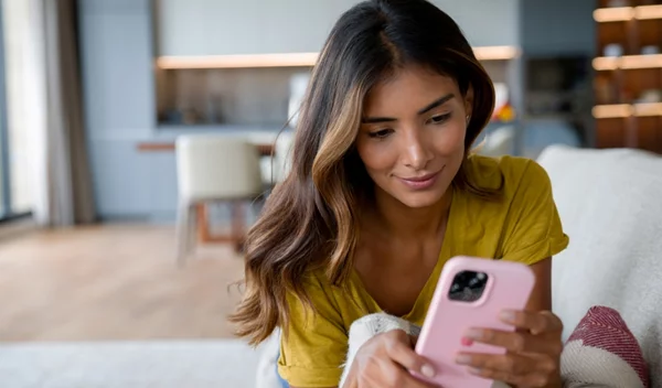 Μήπως σκρολάρεις συνέχεια τις ειδήσεις στο κινητό σου; Μάθε γιατί είναι κακή συνήθεια