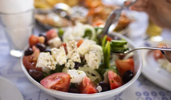 Ντάκος ή χωριάτικη; Ποια σαλάτα είναι πιο υγιεινή;