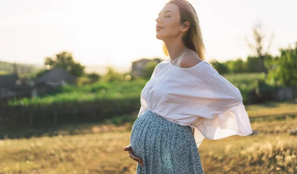 Εγκυμοσύνη: Πώς θα φροντίσεις τον εαυτό σου και το μωρό κατά τη διάρκεια του καλοκαιριού