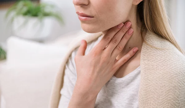 Πονόλαιμος: 6 τρόποι για γρήγορη ανακούφιση στο σπίτι