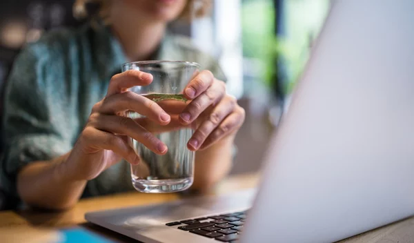 Τρεις διατροφικές συνήθειες για να αποβάλλεις το νάτριο από τον οργανισμό σου