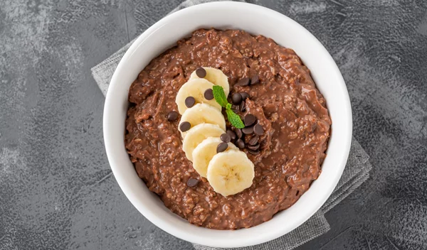 Φθινοπωρινή συνταγή για πρωινό: Ψητή βρώμη με σοκολάτα, μπανάνα και μέλι