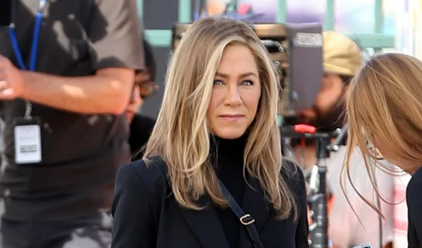 Jennifer Aniston: Το tip που ακολουθεί καθημερινά για (φυσικό) λίφτινγκ προσώπου στο σπίτι