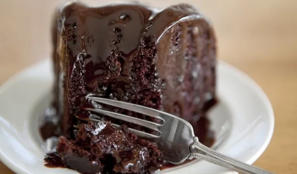 Εύκολη σοκολατόπιτα με 4 υλικά - Ζουμερή και υγρή σαν σουφλέ σοκολάτας