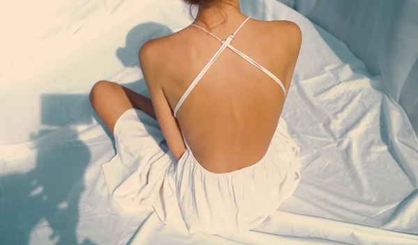 Τα πιο κομψά looks που μπορείς να δημιουργήσεις με ένα λευκό φόρεμα φέτος το καλοκαίρι