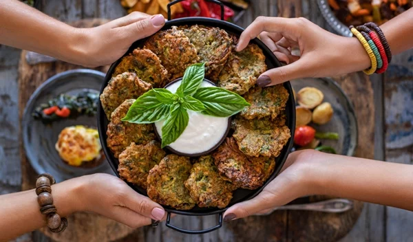 Καλοκαιρινή συνταγή για λαχταριστούς μελιτζανοκεφτέδες σε χρόνο dt
