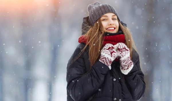 Τα χτενίσματα που επιλέγουν οι πιο stylish γυναίκες για τις βόλτες τους στα χιόνια