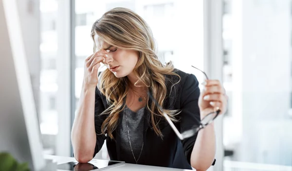 Εμμηνορροϊκή ημικρανία: Τι να γνωρίζεις εάν υποφέρεις πριν την περίοδο