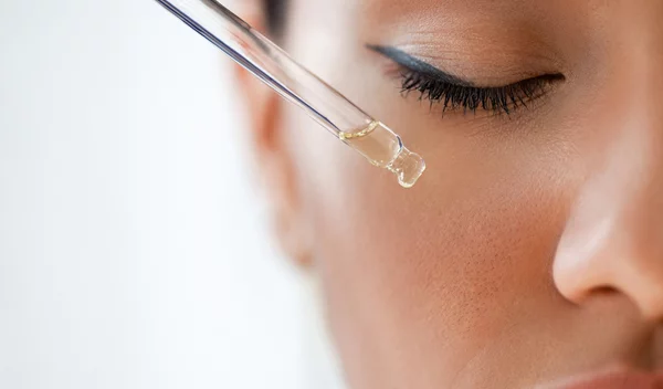 3 αποτελεσματικά κορεάτικα serums με τη δύναμη της βιταμίνης C