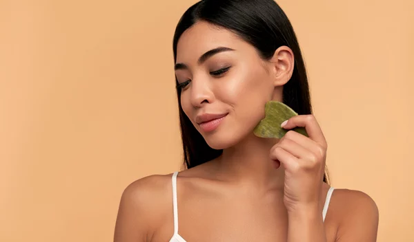 Μπορεί μια gua sha πέτρα να προκαλέσει ρυτίδες στο πρόσωπο;