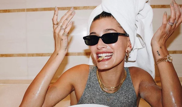 Pizza – toast: Η homemade εκδοχή πίτσας από την Hailey Bieber