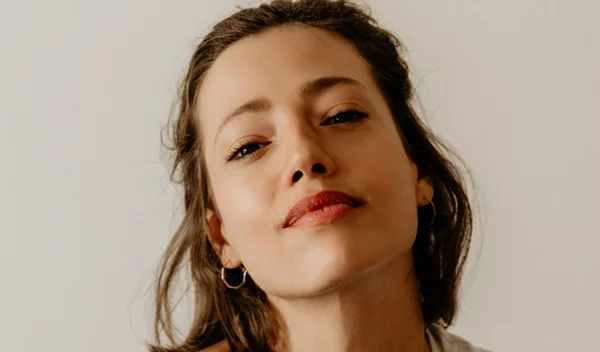 Οι σκιές που φωτίζουν υπέροχα τα καστανά μάτια