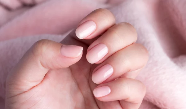 Strawberry milk nails: Το κομψό μανικιούρ που θα κάνουμε όλες μας το καλοκαίρι