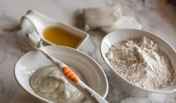 Η καλύτερη DIY σπιτική οδοντόκρεμα - Είναι πολύ αποτελεσματική!