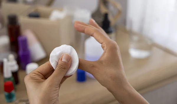 Πώς να αφαιρέσεις το ημιμόνιμο στο σπίτι χωρίς να καταστρέψεις τα φυσικά σου νύχια