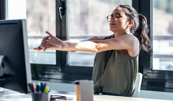 Πιάστηκες στο γραφείο; Kάνε αυτές τις 8 ασκήσεις στην καρέκλα για άμεσα αποτελέσματα