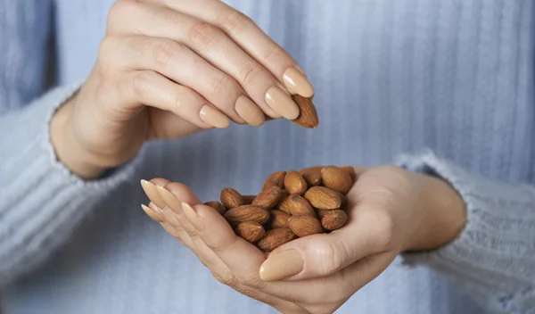 Οι ξηροί καρποί παχαίνουν; Τι απαντά η επιστήμη το 2025;