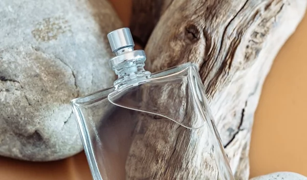 5 καλοκαιρινά αντρικά αρώματα που ταιριάζουν σε γυναίκες