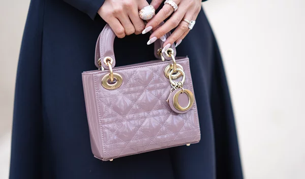 Το λιλά είναι το νέο nude στο μανικιούρ της φετινής άνοιξης: 5 lavender nail looks που θα δείξουν πολύ κομψά