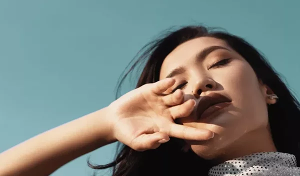 Do it like the Asians: Πώς να κάνεις το χρόνο σύμμαχο της επιδερμίδας σου (ναι, γίνεται)