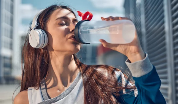 Γιατί το να πίνεις συνέχεια νερό δεν είναι καλή ιδέα;