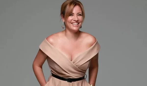 Η Μαριάννα Τουμασάτου με το χτένισμα που την έκανε να δείχνει νεότερη