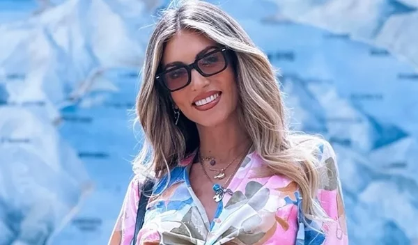 Η Αθηνά Οικονομάκου με "coconut nails", την τάση εμμονή των celebrities