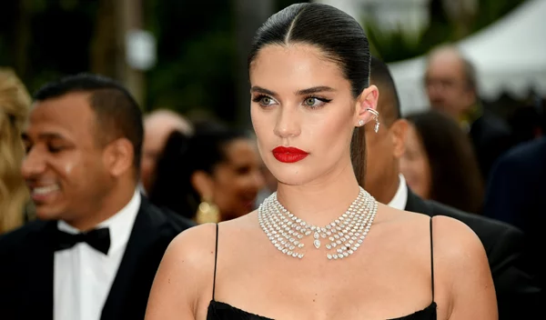 3 stylish, ανοιξιάτικα χτενίσματα που άνετα μπορείς να κάνεις (και) το βράδυ της Ανάστασης