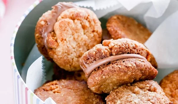 Γεμιστά μπισκότα βρώμης με φυστικοβούτυρο