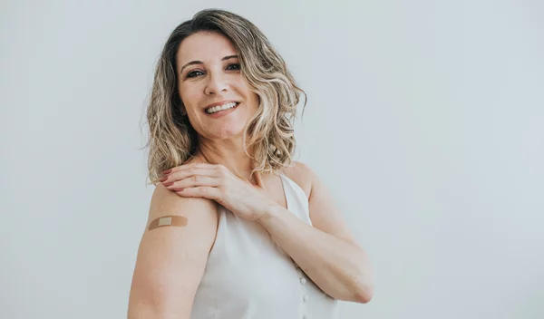 Σε ποιο χέρι πρέπει να εμβολιάζεσαι; Τι δείχνει νέα μελέτη