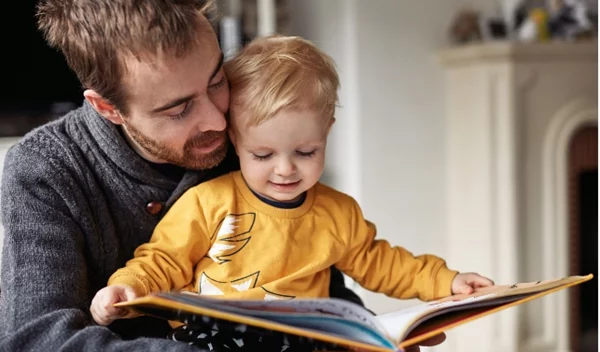 Η ανάγνωση βιβλίων από κοινού με τους γονείς διευκολύνει τη μάθηση στα παιδιά