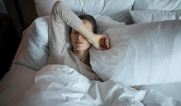 Κοιμάσαι άσχημα, ξεχνάς τα πάντα, νιώθεις εξάντληση; Ίσως το στρες σε καταστρέφει σταδιακά - πώς θα κάνεις reset;