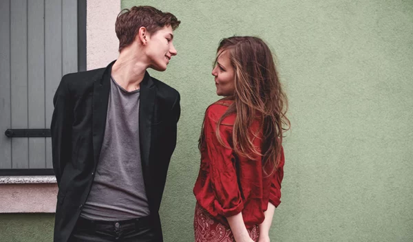 Η χαμένη γοητεία του φλερτ: 9 λανθασμένες πεποιθήσεις για αυτή τη δυναμική μορφή επικοινωνίας