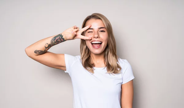 Πώς θα ξεπερνάς τα αρνητικά συναισθήματα και τι να κάνεις για να νιώσεις χαρά γρήγορα